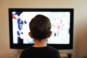 Niños, niñas y adolescentes aún aparecen como víctimas en la televisión