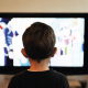 Niños, niñas y adolescentes aún aparecen como víctimas en la televisión