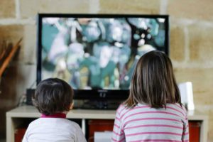 ¿Sabías que puedes quejarte de los contenidos inadecuados difundidos en la radio y tv durante el horario familiar?