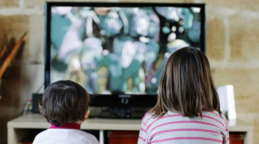 ¿Sabías que puedes quejarte de los contenidos inadecuados difundidos en la radio y tv durante el horario familiar?