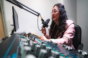 ¿Cuáles son las regiones con mayor cantidad de estaciones radiales y televisivas?