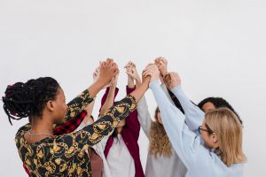 ¿Cómo promover la igualdad en los medios de comunicación?