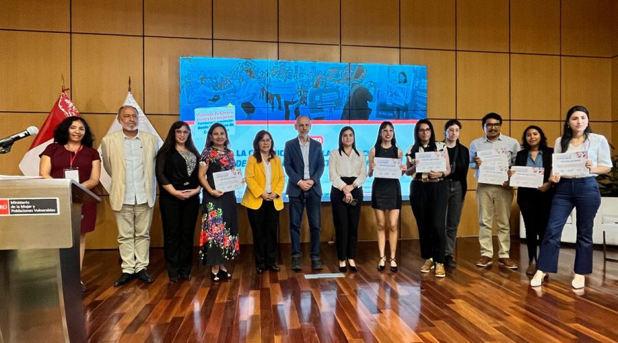 Se premia a periodistas ganadores del VIII concurso