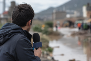 Medios de comunicación cumplen un rol clave en la gestión del riesgo de desastres
